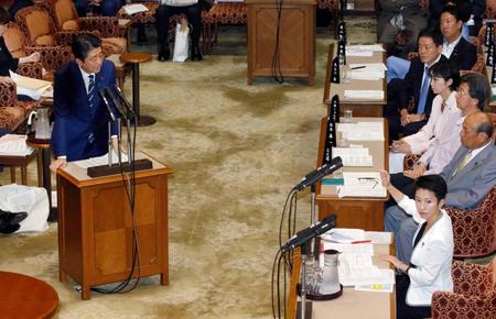 　参院予算委の閉会中審査で答弁する安倍首相。右手前は挙手する民進党の蓮舫代表