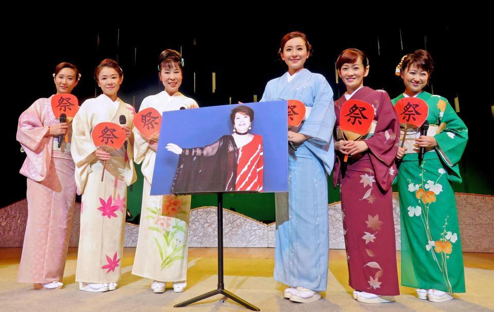 先輩のペギー葉山さんを歌で追悼した（左から）椎名佐千子、岩本公水、原田悠里、水田竜子、永井裕子、井上由美子＝東京・かめありリリオホール