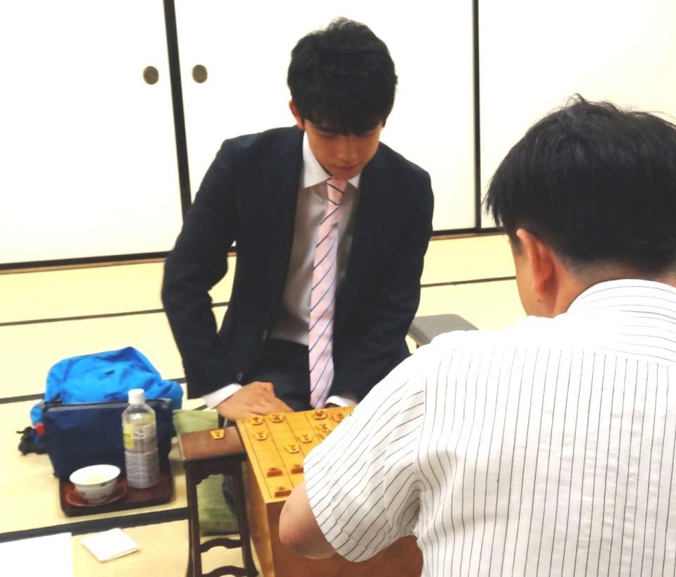 平藤七段と対局を行った藤井四段＝関西将棋会館