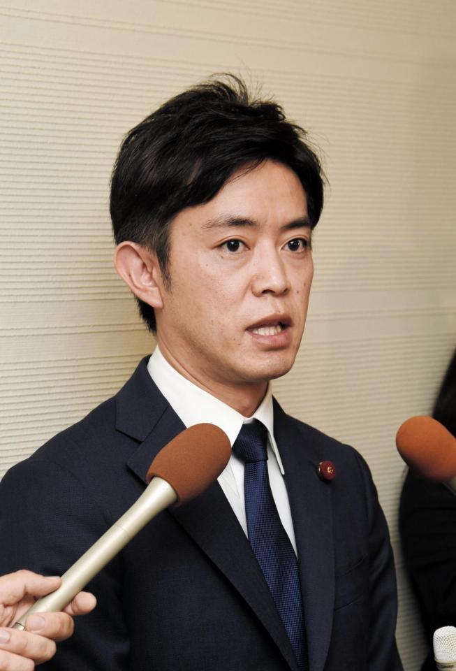 今井絵理子議員との関係について会見する橋本市議＝神戸市役所