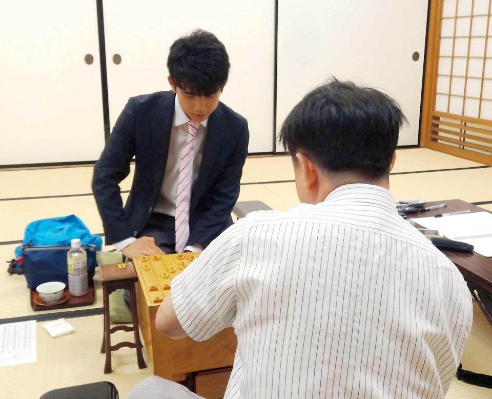 　平藤七段と対局を行った藤井四段（奥）＝関西将棋会館