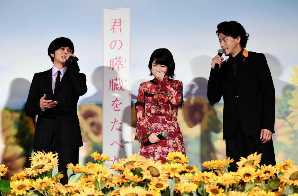 （左から）北村匠海、浜辺美波ら主演の二人を祝福する小栗旬（右）＝ＴＯＨＯシネマズ六本木ヒルズ（撮影・園田高夫）