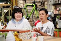 　「おかべろ」の収録に臨んだ酒井藍（左）と岡村隆史