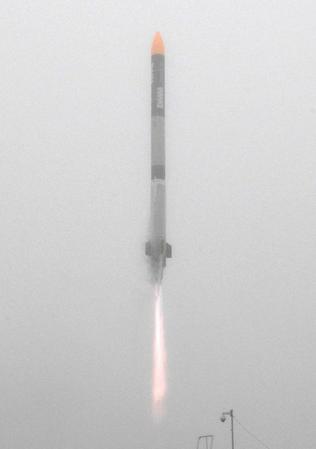 　北海道大樹町の実験場から打ち上げられ、上昇する「インターステラテクノロジズ」の小型ロケット＝30日午後４時30分