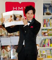 時代劇「水戸黄門」と写真集をアピールした財木琢磨＝ＨＭＶ＆ＢＯＯＫＳ　ＴＯＫＹＯ