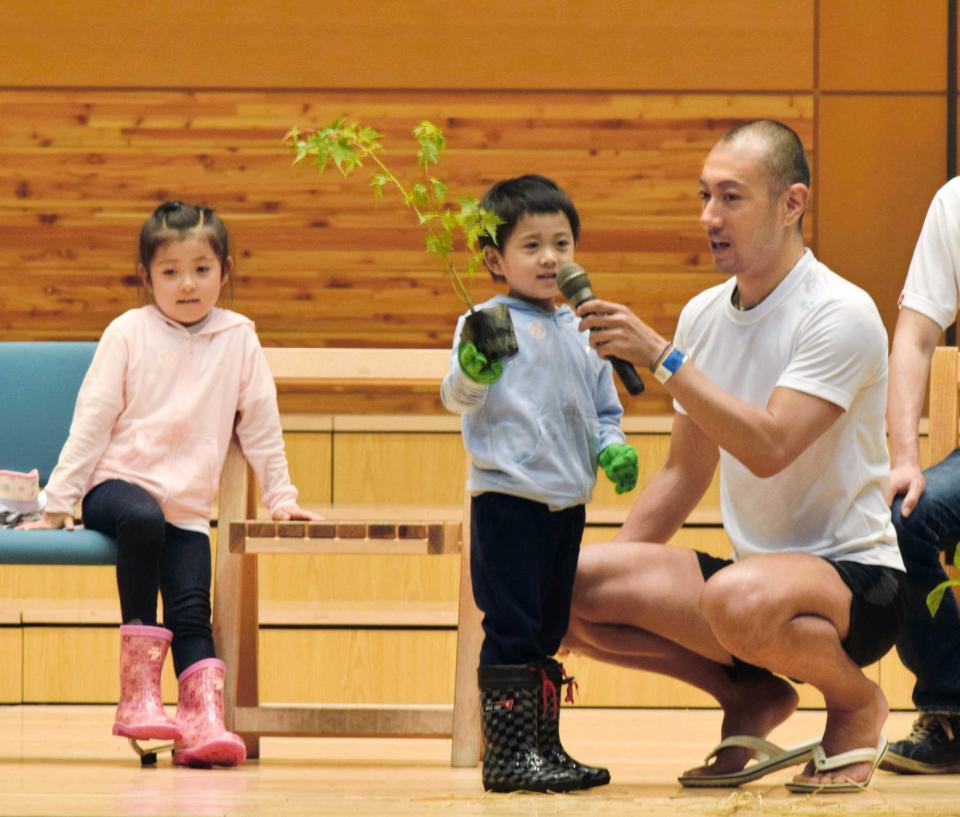 　勸玄君に苗木の紹介をさせる海老蔵＝長野・志賀高原