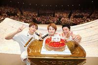 　ファンからのメッセージフラッグとケーキで１５周年を祝福されたＬｅａｄの鍵本輝、古屋敬多、谷内伸也（左から）＝千葉・舞浜アンフィシアター
