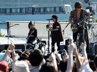 １４ｔｈＡＬ「ＳＵＭＭＥＲＤＥＬＩＣＳ」がオリコン１位を獲得しフリーライブを開催したＧＬＡＹ。後を走るのは、ゆりかもめ東京臨海新交通臨海線＝東京都江東区青海（撮影・堀内翔）