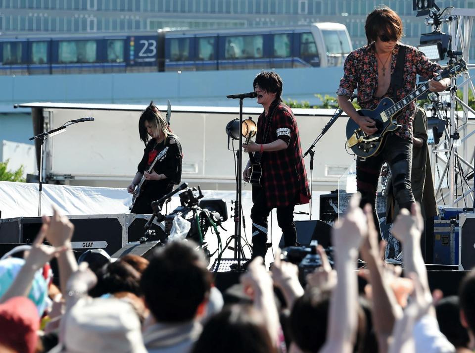 １４ｔｈＡＬ「ＳＵＭＭＥＲＤＥＬＩＣＳ」がオリコン１位を獲得しフリーライブを開催したＧＬＡＹ。後を走るのは、ゆりかもめ東京臨海新交通臨海線＝東京都江東区青海（撮影・堀内翔）