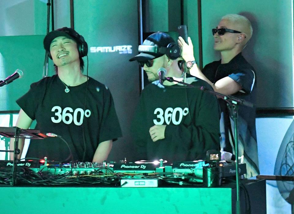 ライブを行うＰＫＣＺ（Ｒ）の（左から）ＤＪ　ＭＡＫＩＤＡＩ、ＤＪ　ＤＡＲＵＭＡ、ＶＥＲＢＡＬ＝東京ドームシティ「Ｇａｌｌｅｒｙ　ＡａＭｏ」