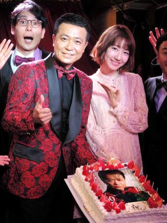 　柏木由紀（右）らからバースデーケーキで祝福された中山秀征＝東京・西新宿