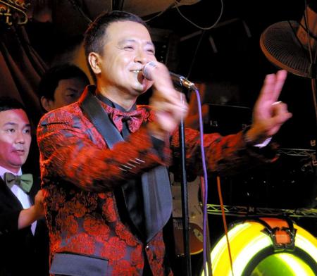 　熱唱する中山秀征＝東京・西新宿