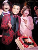 　柏木由紀（右）らからバースデーケーキで祝福された中山秀征＝東京・西新宿