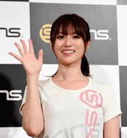 笑顔で手を振る深田恭子＝セルリアンタワー東急ホテル（撮影・園田高夫）