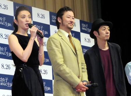 舞台あいさつを行った（左から）田中麗奈、浅野忠信、宮藤官九郎＝都内