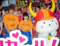 間宮祥太朗（左）とひこにゃん（右）と舞台あいさつに登場した土屋太鳳＝東京・東新橋