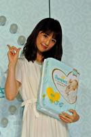 子育てに愛用しているおむつを紹介した小倉優子＝東京・虎ノ門