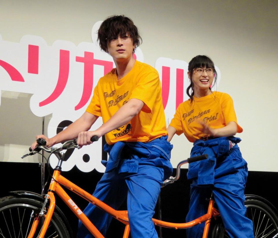 間宮祥太朗（左）と自転車に乗って登場した土屋太鳳＝東京・東新橋