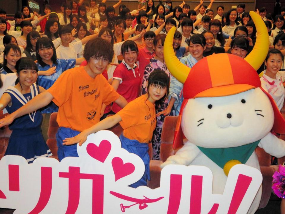 間宮祥太朗（左）とひこにゃん（右）と“トリガールポーズ”を披露する土屋太鳳＝東京・東新橋