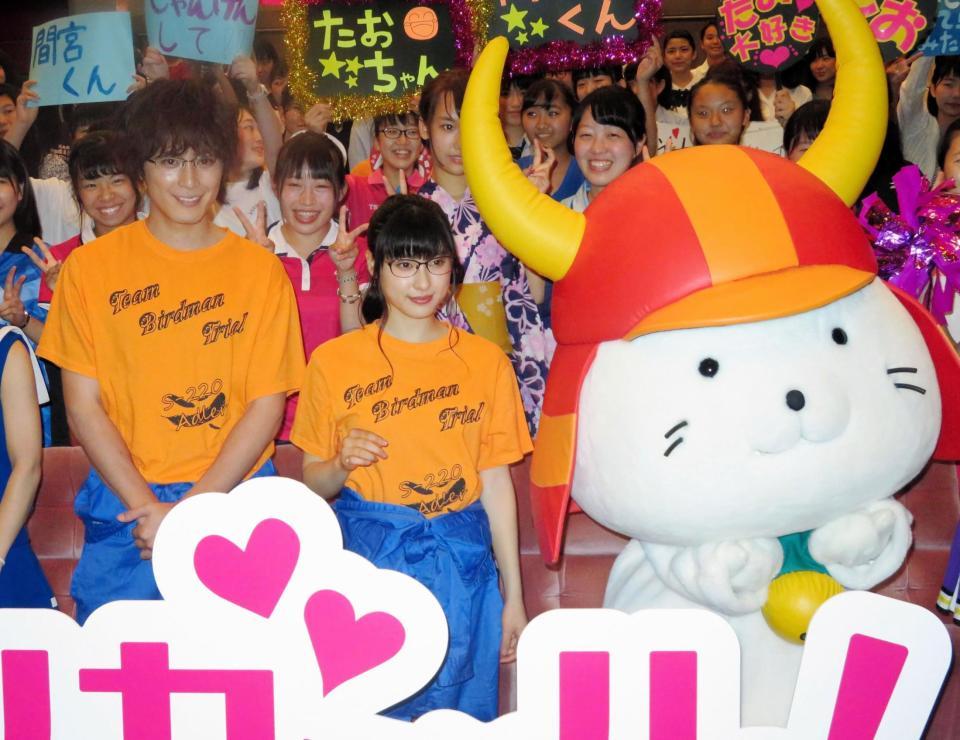 間宮祥太朗（左）とひこにゃん（右）と舞台あいさつに登場した土屋太鳳＝東京・東新橋