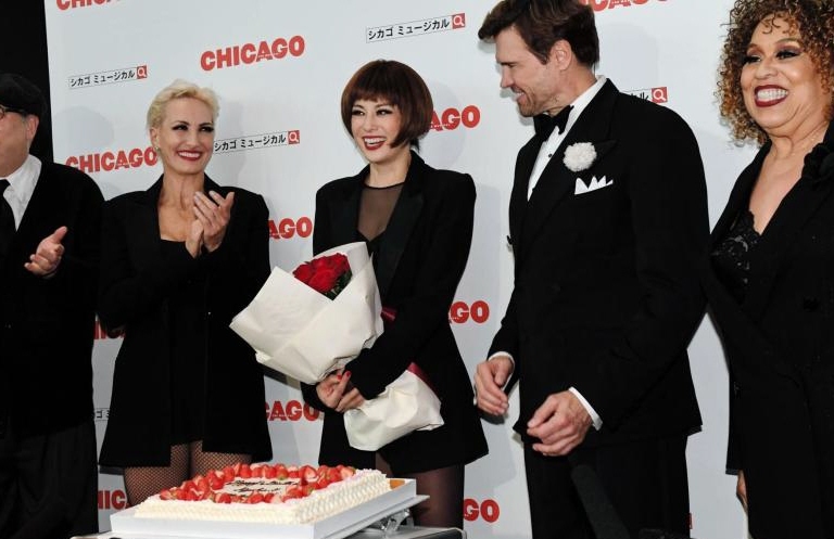 ブロードウェイの出演者にケーキと花束をプレゼントされ笑顔を見せる米倉涼子（左から2人目）＝都内
