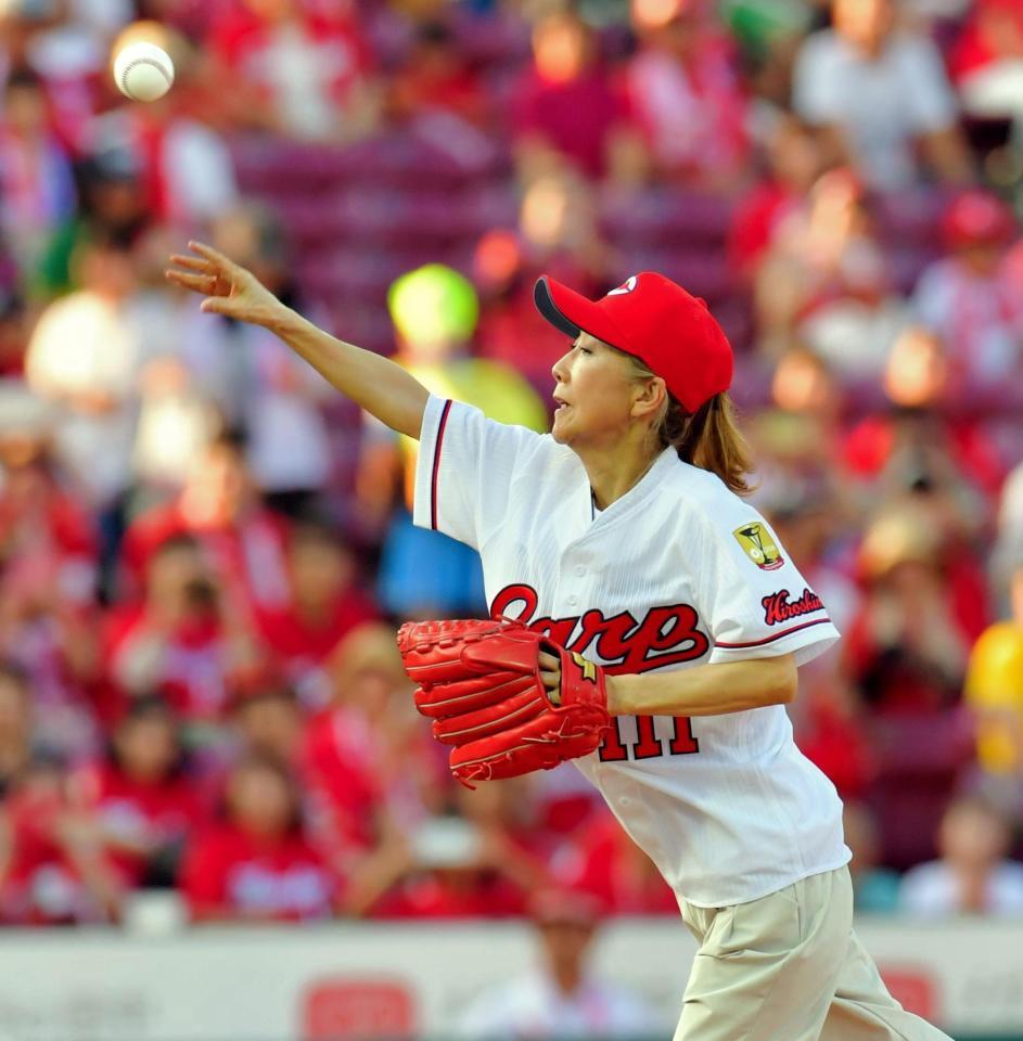 始球式を行う高橋真梨子＝マツダスタジアム（撮影・吉澤敬太）