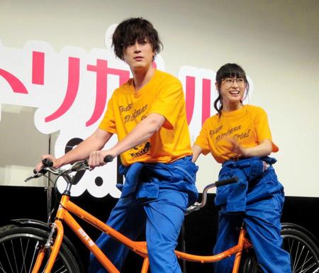 　間宮祥太朗（左）と自転車に乗って登場した土屋太鳳＝東京・東新橋