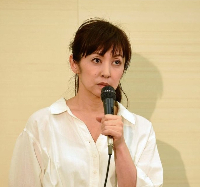 斉藤由貴が会見 恋人つなぎは 一瞬のこと 不倫報道を否定