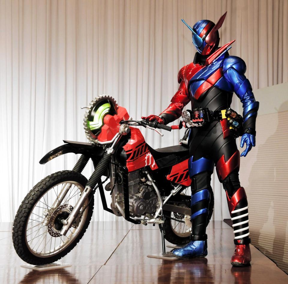 　ポーズをとる仮面ライダービルド＝都内のホテル