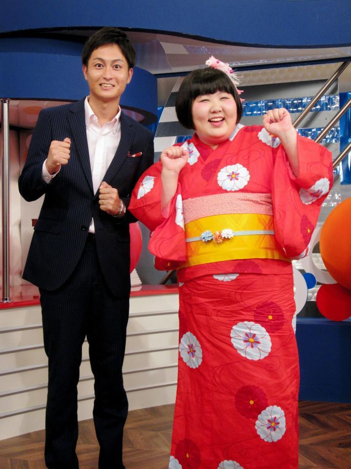 「なにわ淀川花火大会生中継２０１７」でゲストを務める酒井藍と、進行の庄野数馬アナウンサー＝大阪市内