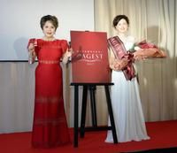 グランプリに輝いた津村智子さん（右）とポーズをとるデヴィ夫人＝東京・ルコンテ（撮影・開出牧）