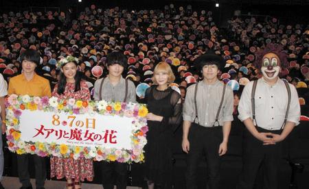 映画「メアリと魔女の花」の舞台挨拶を行った（左から）神木隆之介、杉咲花、Ｆｕｋａｓｅ、Ｓａｏｒｉ、Ｎａｋａｊｉｎ、ＤＪ　ＬＯＶＥ＝大阪市内