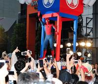 みこしに乗り、練り歩くスパイダーマン＝東京都新宿区の歌舞伎町シネシティ広場（撮影・出月俊成）