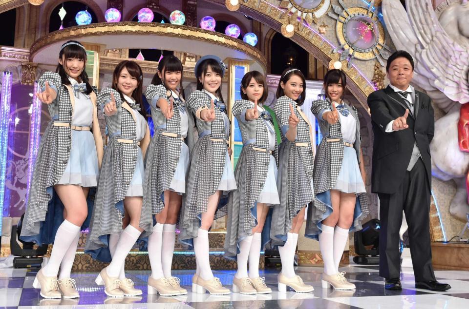 　「ラストアイドル」番組ＭＣを務める伊集院光（右端）と初回収録に臨むアイドル候補生たち＝テレビ朝日