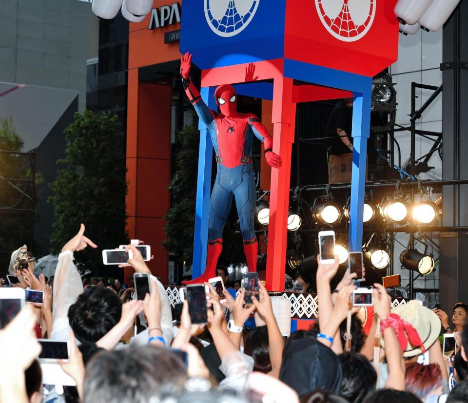 みこしに乗り、練り歩くスパイダーマン＝東京都新宿区の歌舞伎町シネシティ広場（撮影・出月俊成）