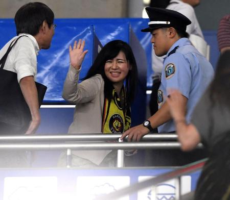 　阪神の敗戦を見届け球場を後にする上西小百合議員＝東京ドーム