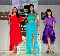 　そろってランウェイを歩く（左から）香椎由宇、小島瑠璃子、優希美青＝表参道ヒルズ