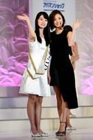 グランプリに輝いた井本彩花さん（左）。右は上戸彩＝東京・グランドプリンスホテル新高輪（撮影・開出牧）