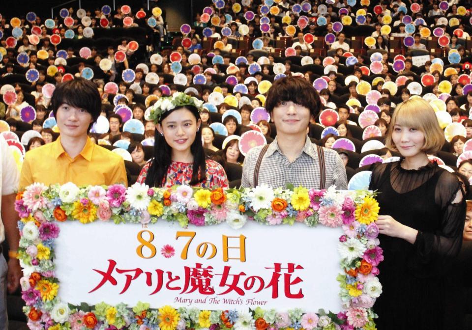 　映画「メアリと魔女の花」の舞台挨拶を行った（左から）神木隆之介、杉咲花、Ｆｕｋａｓｅ、Ｓａｏｒｉ＝大阪市内