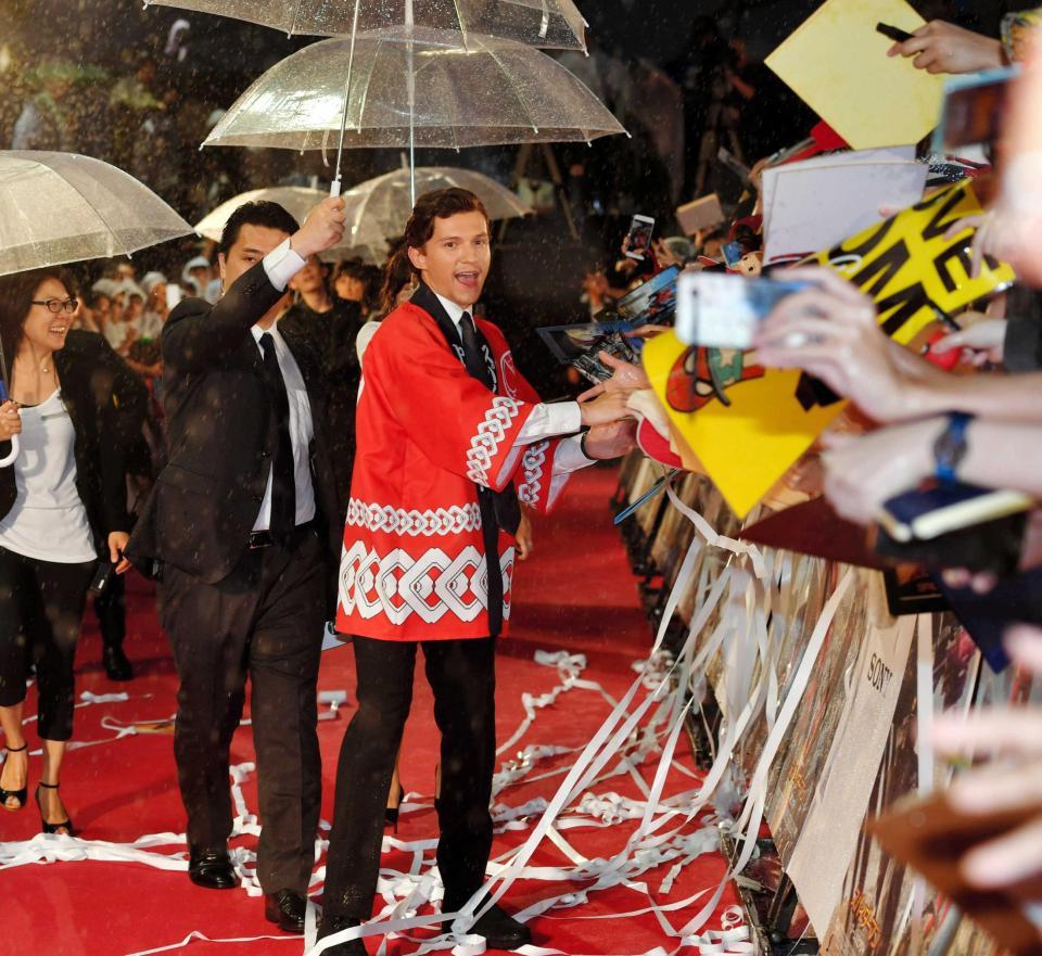 　暴風雨の中、ファンと触れ合うトム・ホランド＝東京都新宿区の歌舞伎町シネシティ広場（撮影・出月俊成）