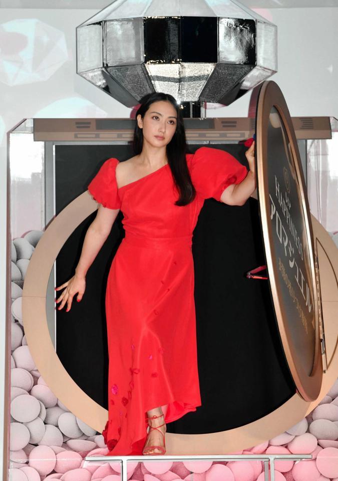 　香水瓶のオブジェから登場する香椎由宇＝表参道ヒルズ