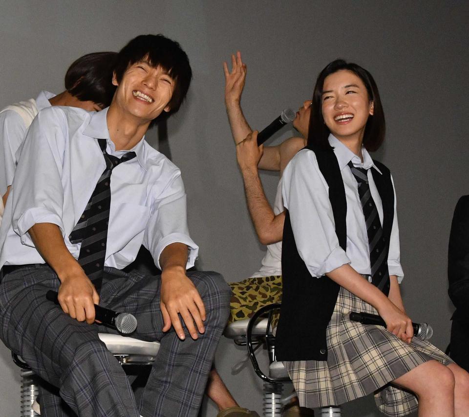 「僕たちがやりました」制作発表での窪田正孝（左）と永野芽郁
