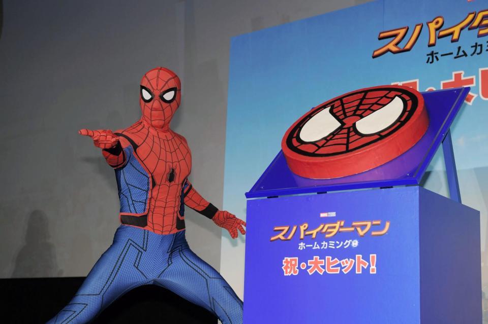 関ジャニ∞にプレゼントしたケーキとポーズをきめるスパイダーマン＝東京・ＴＯＨＯシネマズ日劇（撮影・金田祐二）