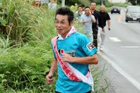 毎年恒例「みちのくマラソン」のスタートを切った間寛平＝福島県富岡町