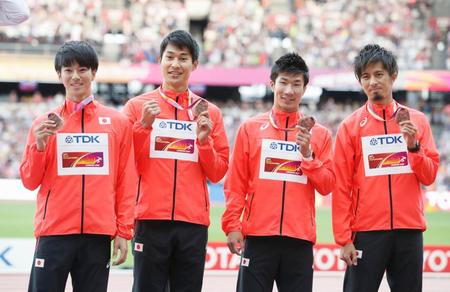 男子４００メートルリレーの表彰式で、獲得した銅メダルを手にする（左から）多田、飯塚、桐生、藤光＝ロンドン（共同）