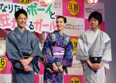 　浴衣姿で舞台あいさつに登場した（左から）妻夫木聡、水原希子、新井浩文＝東京・霞ケ関