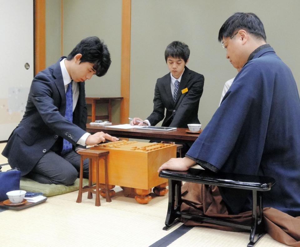 対局を行った藤井聡太四段（左）と小林健二九段＝関西将棋会館