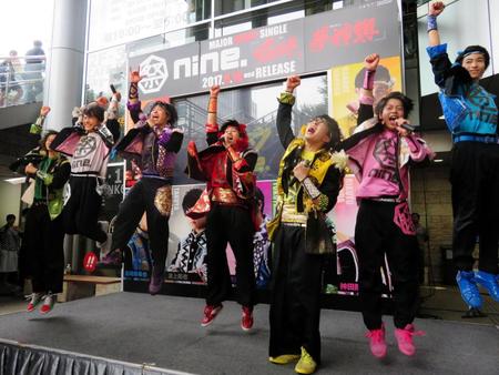 メジャーデビュー記念イベントで熱唱する「祭ｎｉｎｅ．」＝名古屋市内