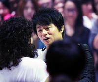 ＭＶ撮影に駆けつけた元クリスタルキングの田中昌之（左）と握手を交わすＡＳＫＡ＝東京・スターライズタワースタジオ（撮影・開出牧）