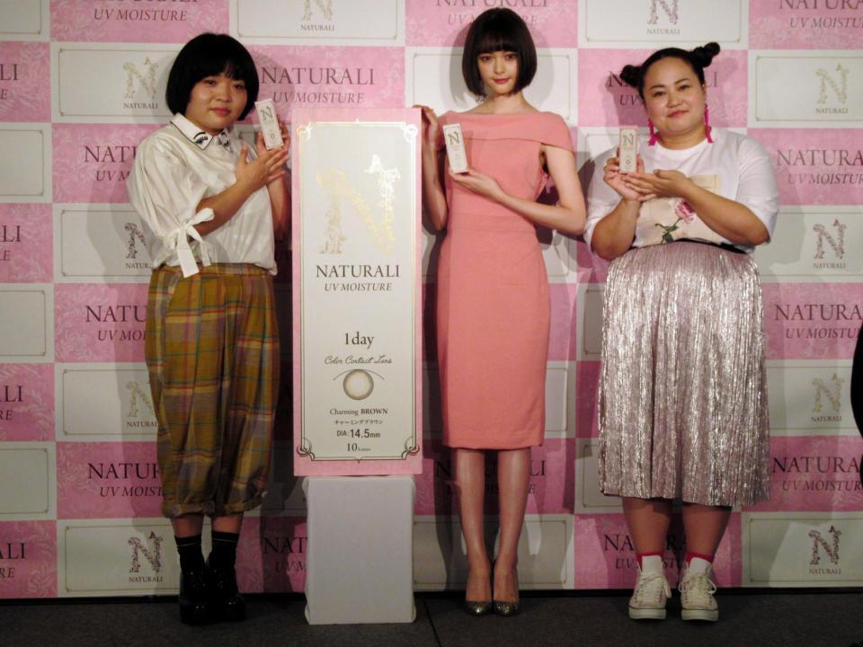ナチュラリ新ＣＭ発表会に登場した（左から）オカリナ、玉城ティナ、ゆいＰ＝都内